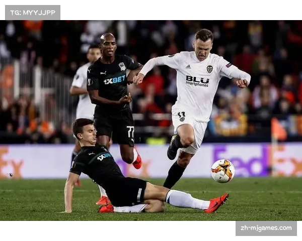 关键判罚:VAR介入判定国米球员在角球防守中犯规,判给对手点球 关键判罚:VAR介入判定国米球员在角球防守中犯规,判给对手点球